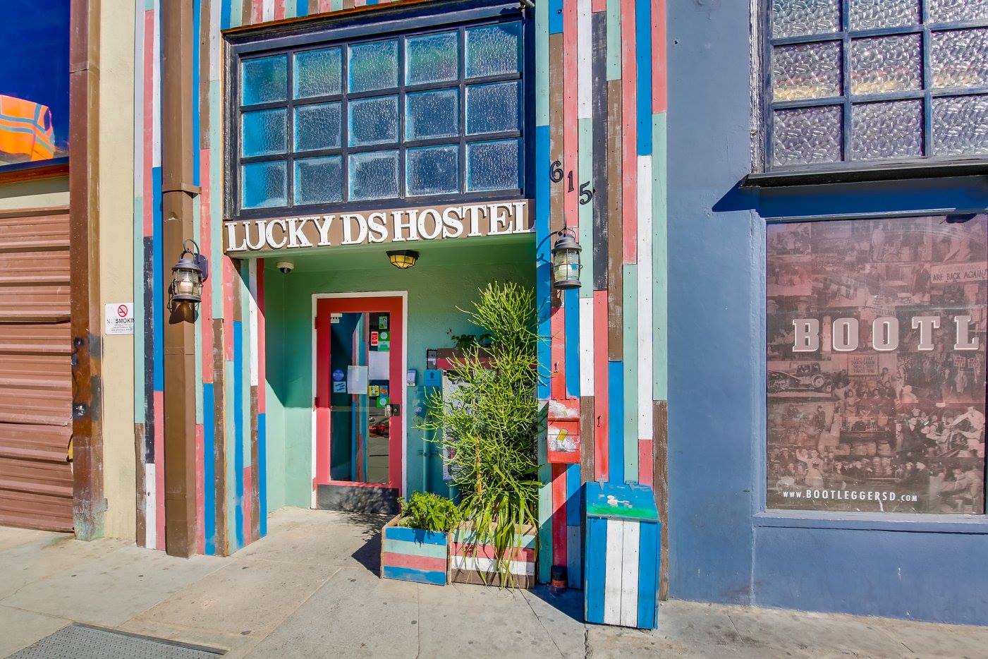 Entrance to the Lucky D's Hostel in San Diego